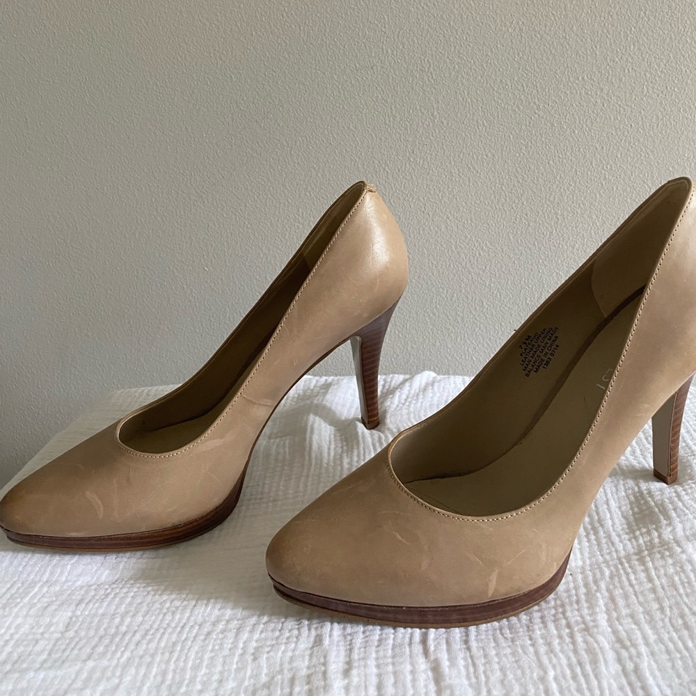 Nine West beige heels in size 7.5 M